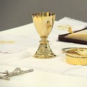 Eucharistiefeier: Weinkelch und Hostienschale auf dem Altar