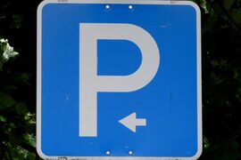 Verkehrszeichen mit dem Parkplatz-Symbol.