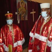 Priester Hailemelekot Kemer (r.) und Diakon Dawit Haile vor dem Vorhang, einen Teil des Gottesdienstes vollziehen sie dahinter.
