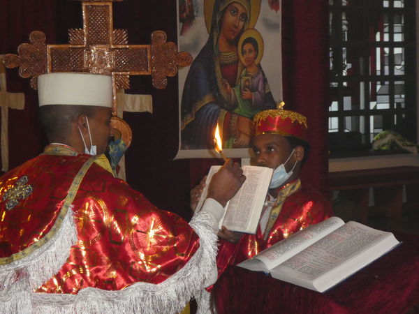 Priester Hailemelekot Kemer (l.) mit Diakon Dawit Haile bei der Bibellesung.